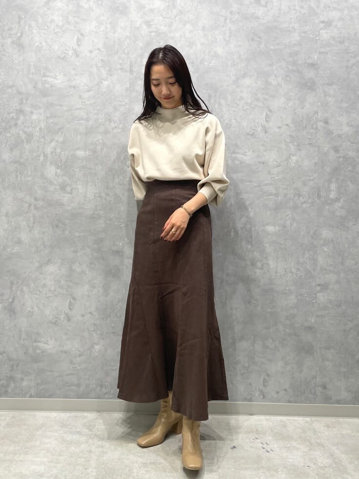 ベージュ系のブーツ、ブラウン系のスカート、イエロー系のカーディガン/ボレロを着用したレディースの秋コーディネートの6枚目の写真