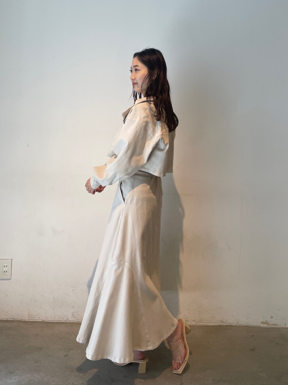 その他のサンダル、ホワイト系のニット/セーター、ベージュ系のテーラードジャケットを着用したレディースの冬コーディネートの3枚目の写真