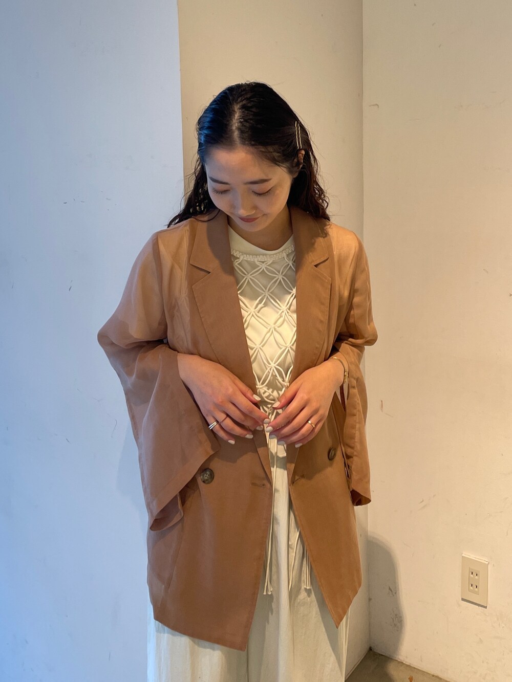 ホワイト系のその他パンツ、ブラック系のサンダル、ホワイト系のTシャツ/カットソーを着用したレディースの春コーディネートの7枚目の写真