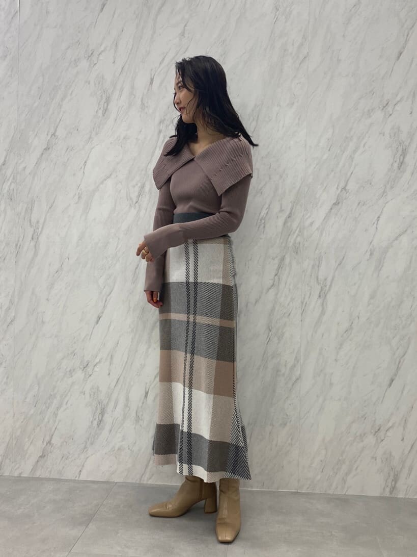 ベージュ系のブーツ、ベージュ系のスカート、ベージュ系のニット/セーターを着用したレディースの夏コーディネートの3枚目の写真