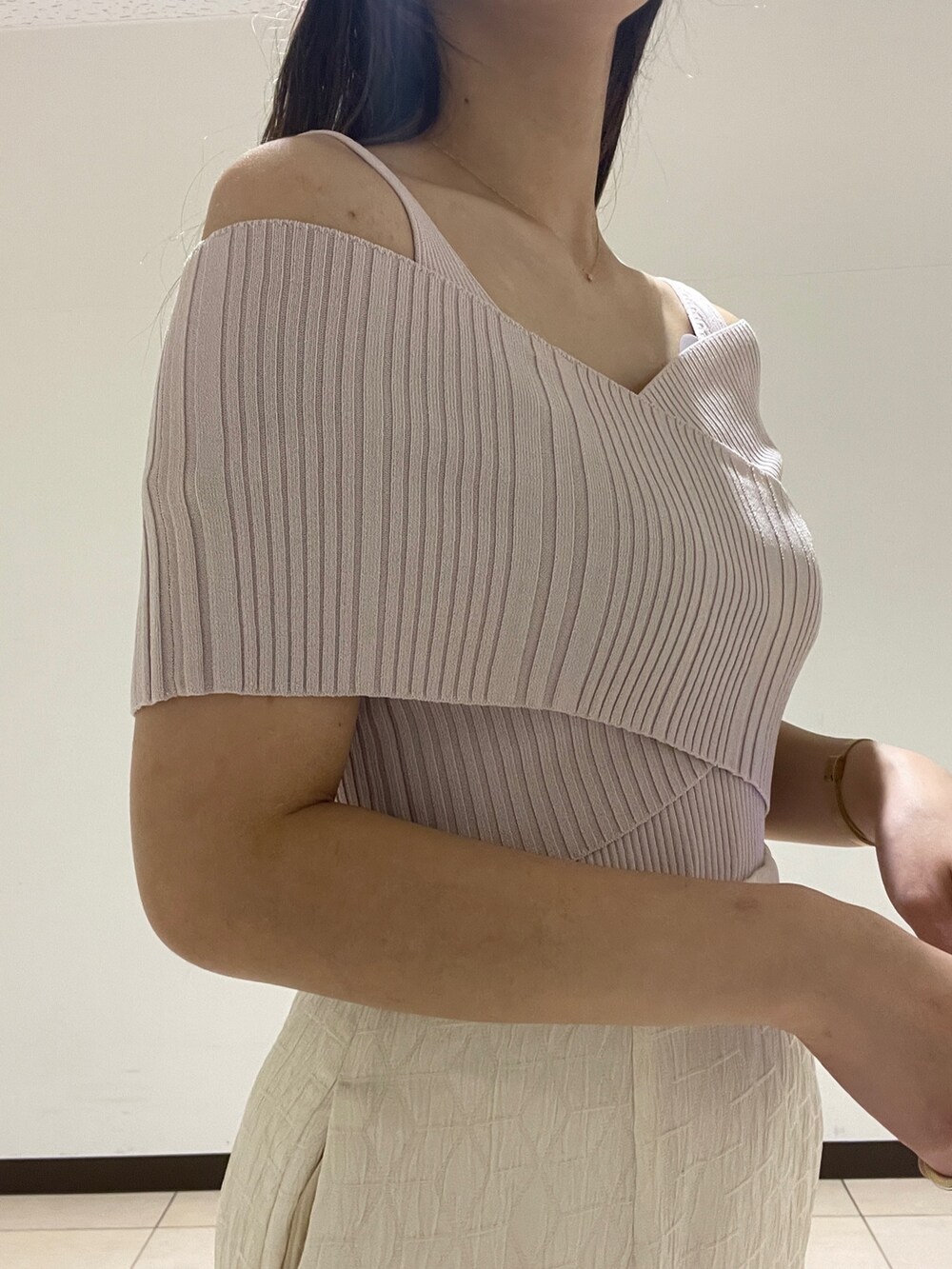 ホワイト系のスカート、ベージュ系のニット/セーター、ブラック系のサンダルを着用したレディースの春コーディネートの7枚目の写真