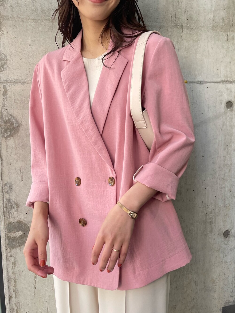 ホワイト系のその他パンツ、ピンク系のテーラードジャケット、ホワイト系のニット/セーターを着用したレディースの冬コーディネートの5枚目の写真