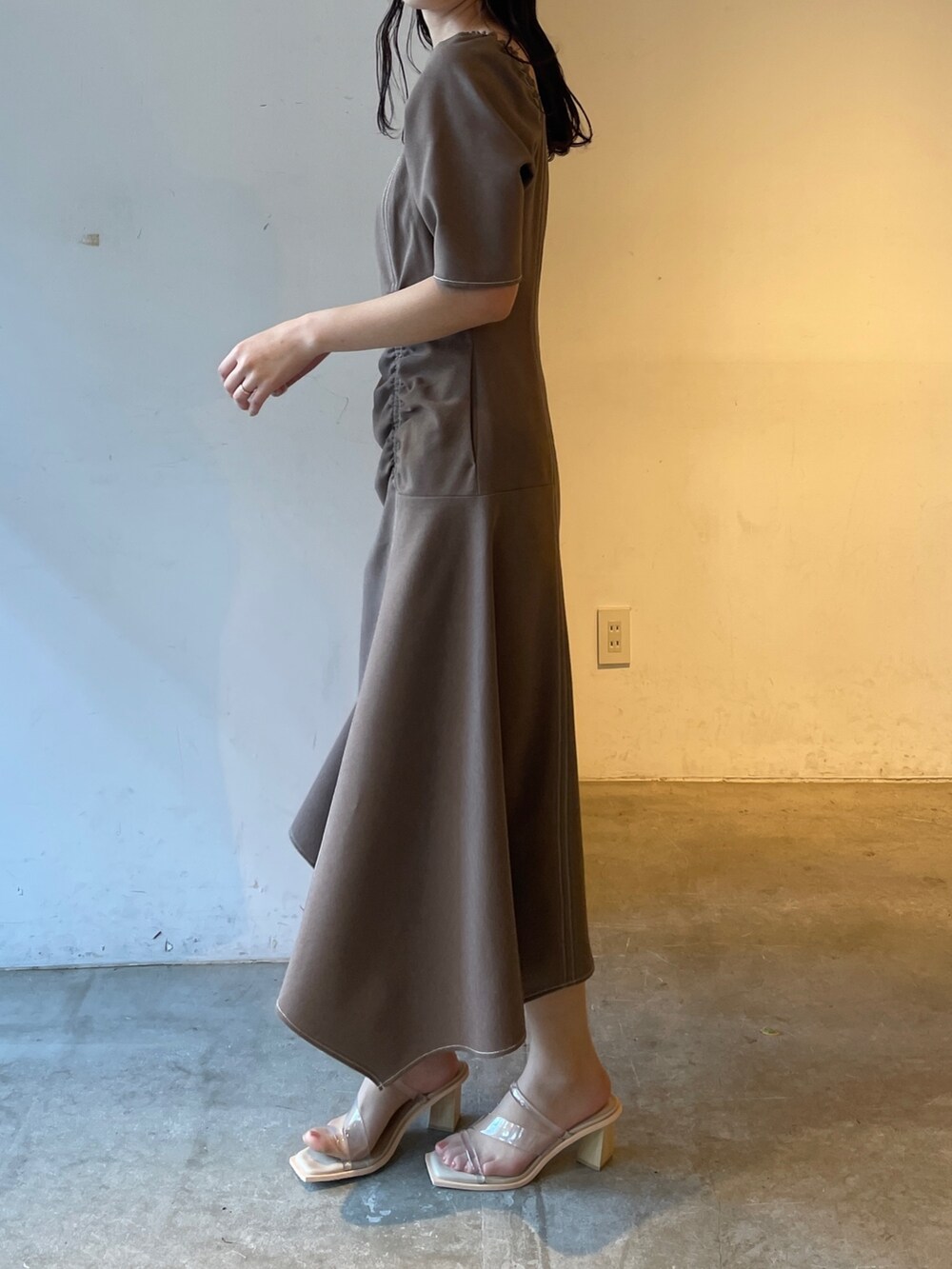 ベージュ系のサンダル、ブラウン系のワンピースを着用したレディースの冬コーディネートの4枚目の写真