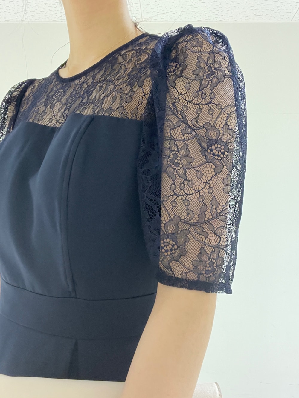 ゴールド系のクラッチバッグ、ベージュ系のパンプス、ブルー系のドレスを着用したレディースの春コーディネートの8枚目の写真