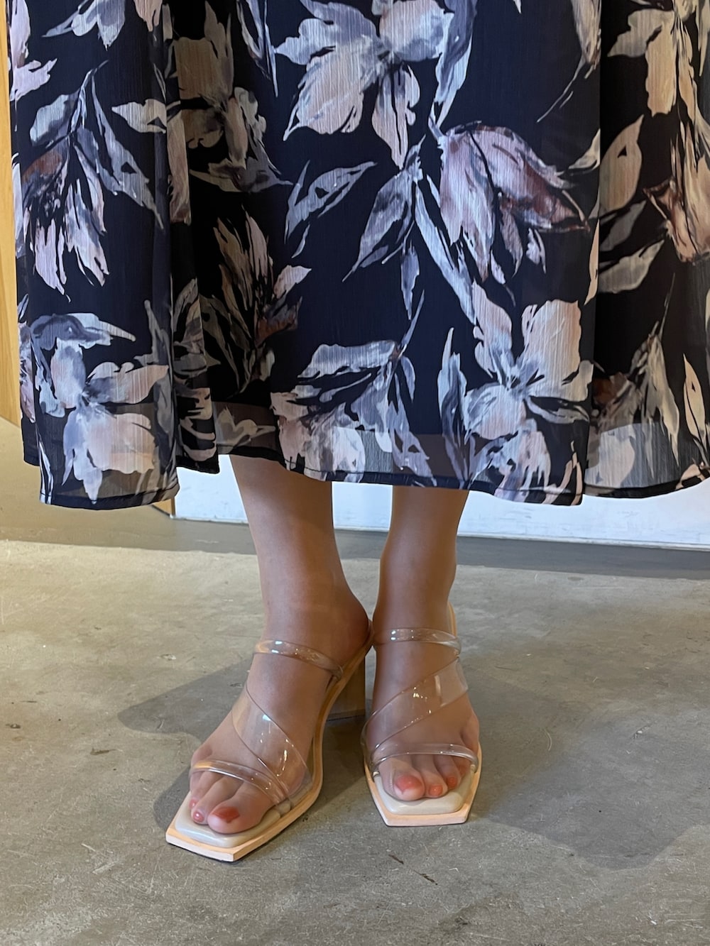 その他のサンダル、ブルー系のワンピースを着用したレディースの冬コーディネートの8枚目の写真