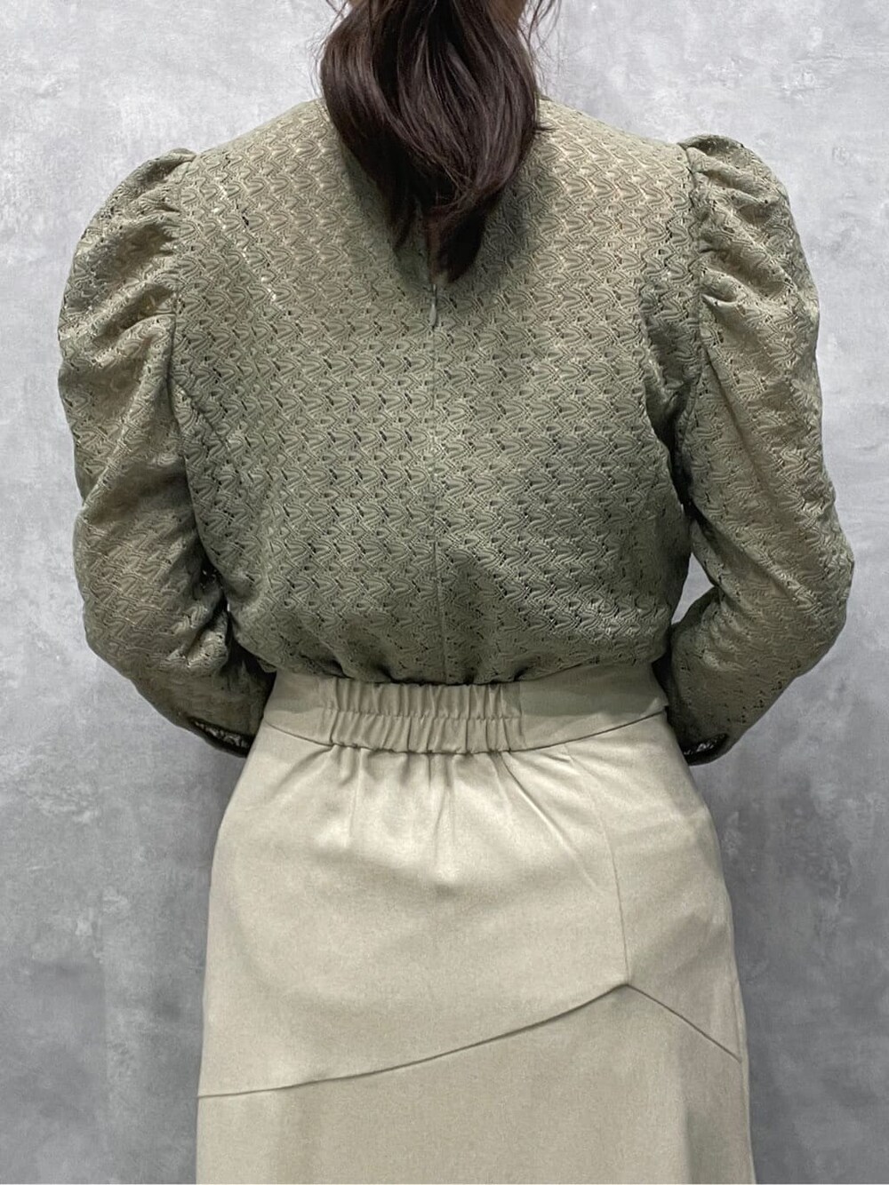 ベージュ系のシャツ/ブラウス、ホワイト系のスカート、ホワイト系のパンプスを着用したレディースの夏コーディネートの8枚目の写真