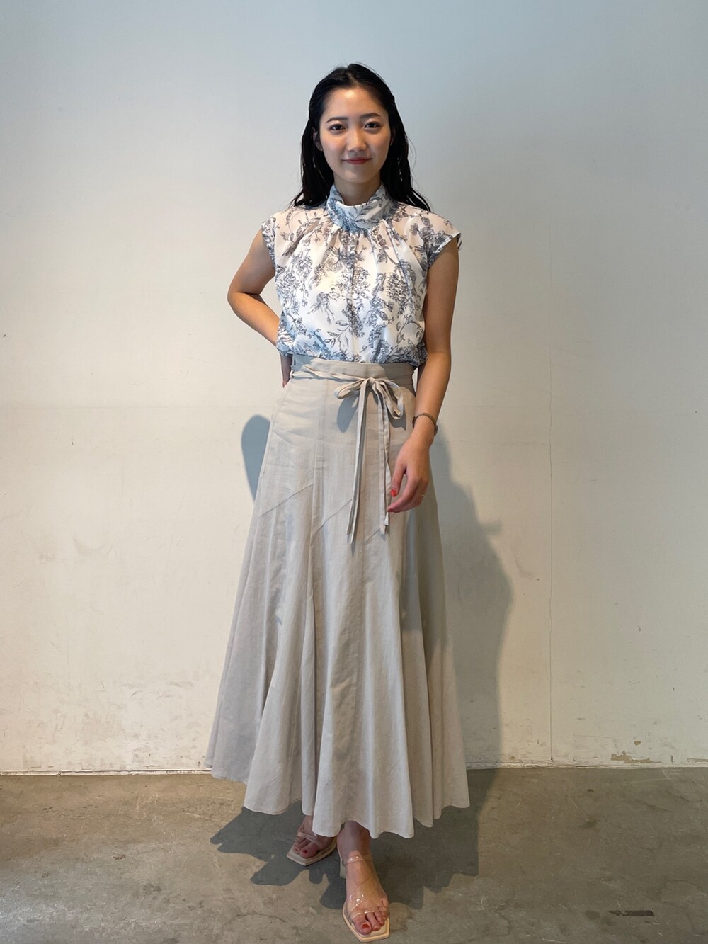 その他のサンダル、グレー系のスカート、ベージュ系のシャツ/ブラウスを着用したレディースの春コーディネートの9枚目の写真