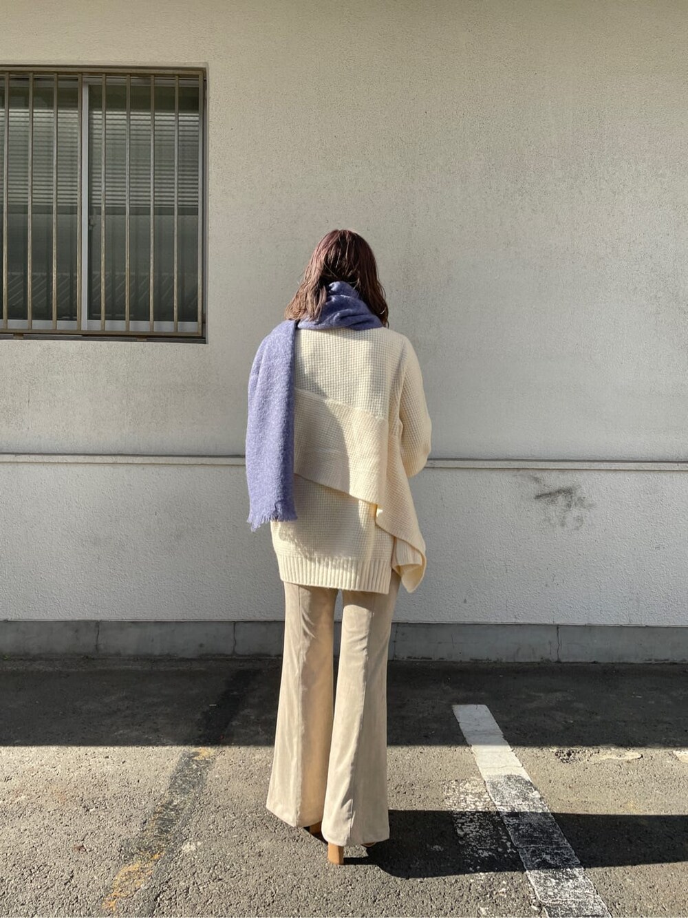 ベージュ系のその他シューズ、ベージュ系のその他パンツ、ホワイト系のニット/セーターを着用したレディースの秋コーディネートの4枚目の写真