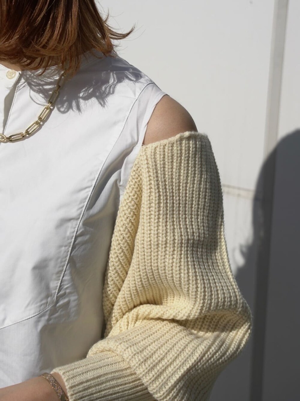 ブラック系のブーツ、ホワイト系のその他パンツ、ホワイト系のシャツ/ブラウスを着用したレディースの秋コーディネートの6枚目の写真