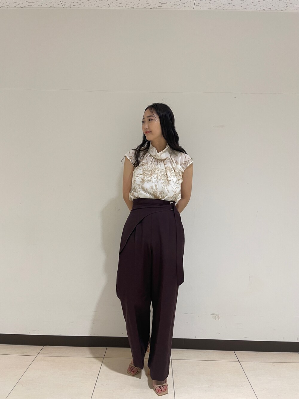 ブラウン系のその他パンツ、ベージュ系のサンダル、ベージュ系のシャツ/ブラウスを着用したレディースの春コーディネートの4枚目の写真