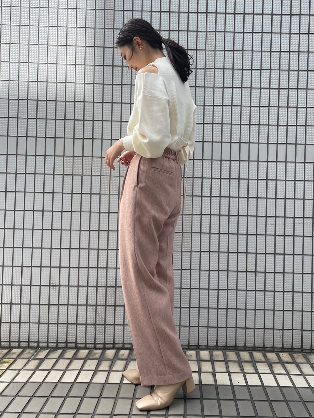 「LAGUNAMOONのカラーツイードタックパンツ（その他パンツ、ピンク系）」を使った、久保田さん（レディース・162cm）の秋コーディネートの7枚目の写真