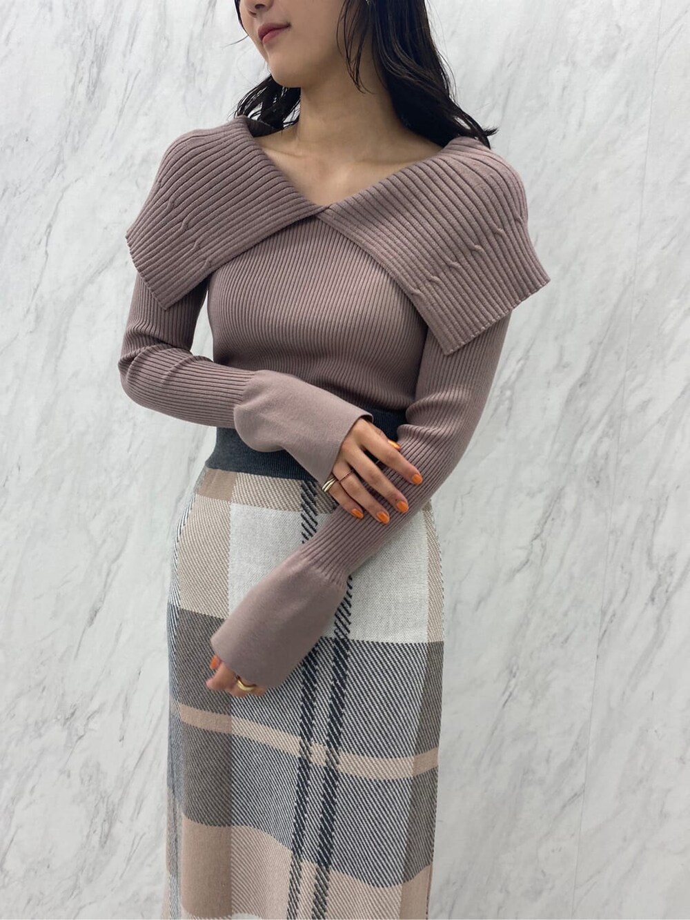 ベージュ系のブーツ、ベージュ系のスカート、ベージュ系のニット/セーターを着用したレディースの夏コーディネートの6枚目の写真