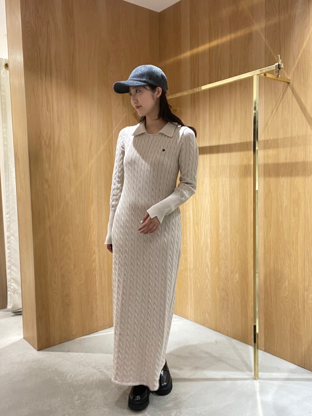 ホワイト系のワンピース、ブラック系のローファー、グレー系のキャップを着用したレディースの秋コーディネートの4枚目の写真
