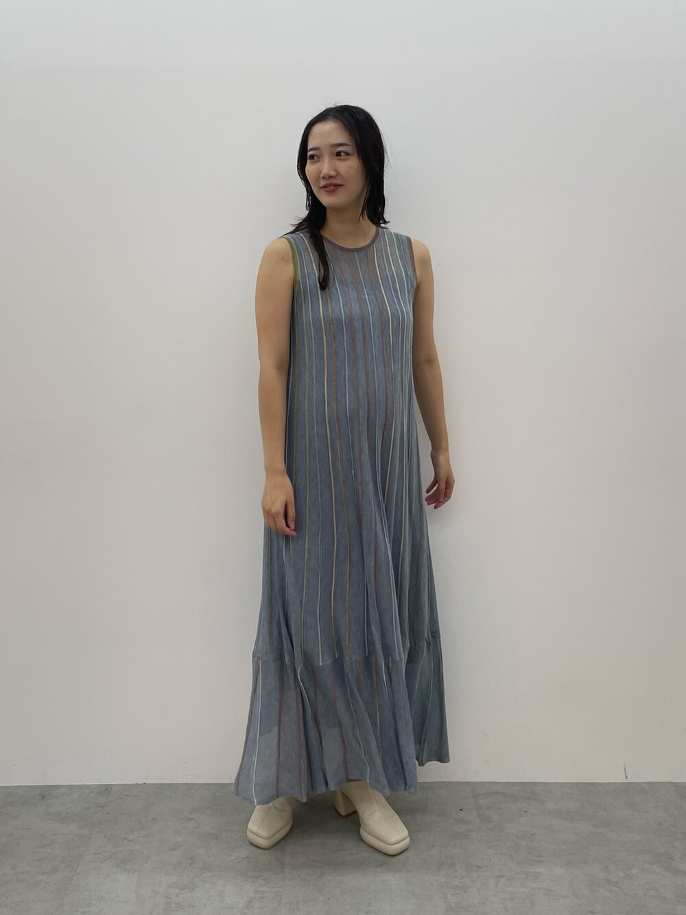 ホワイト系のサンダル、ブルー系のワンピースを着用したレディースの春コーディネートの4枚目の写真