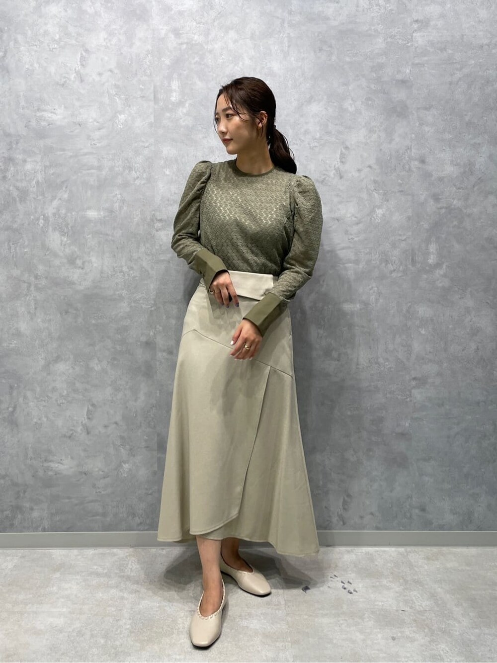 ベージュ系のシャツ/ブラウス、ホワイト系のスカート、ホワイト系のパンプスを着用したレディースの夏コーディネートの3枚目の写真