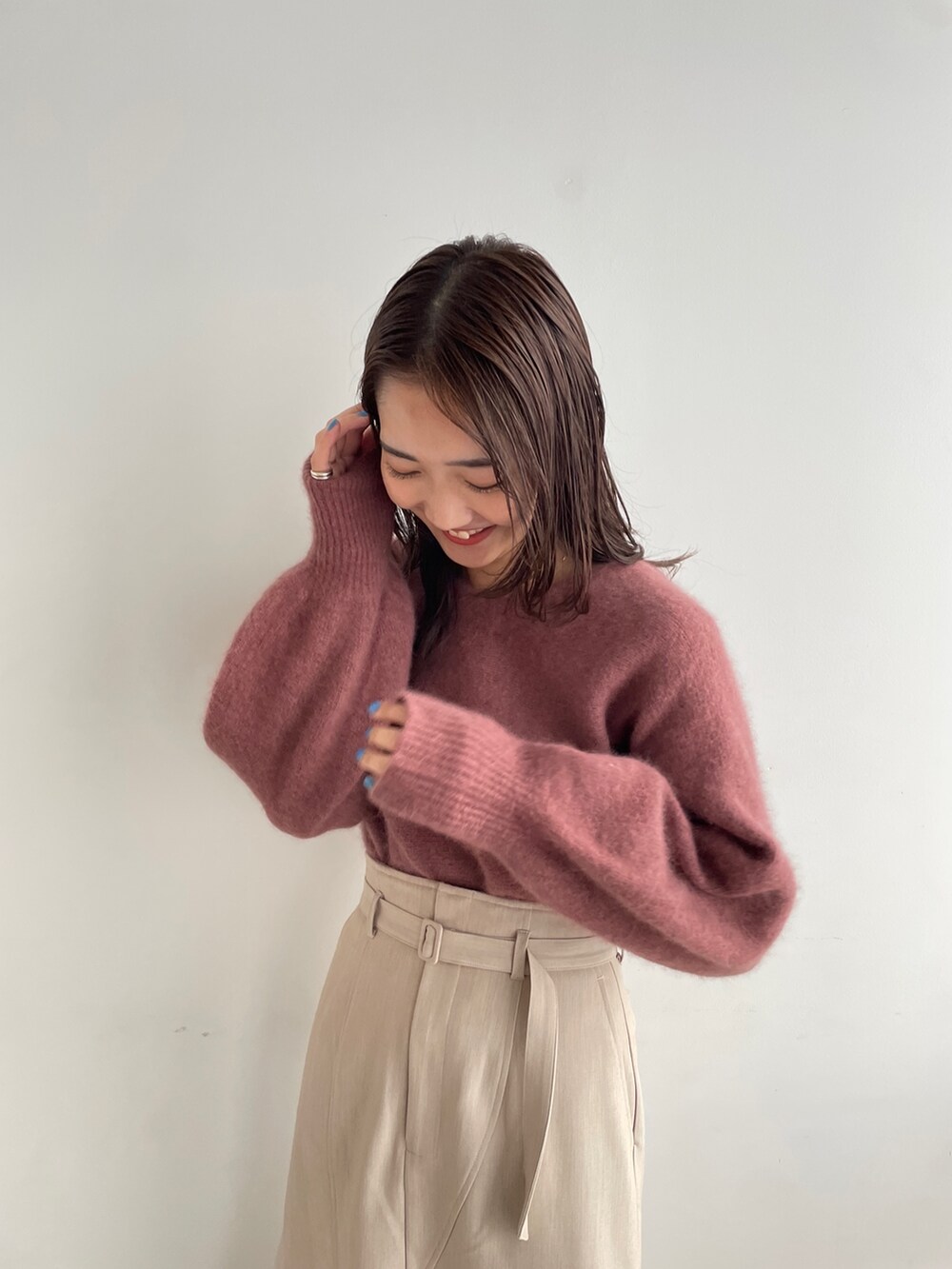 ホワイト系のブーツ、ベージュ系のスカート、ピンク系のニット/セーターを着用したレディースの夏コーディネートの7枚目の写真