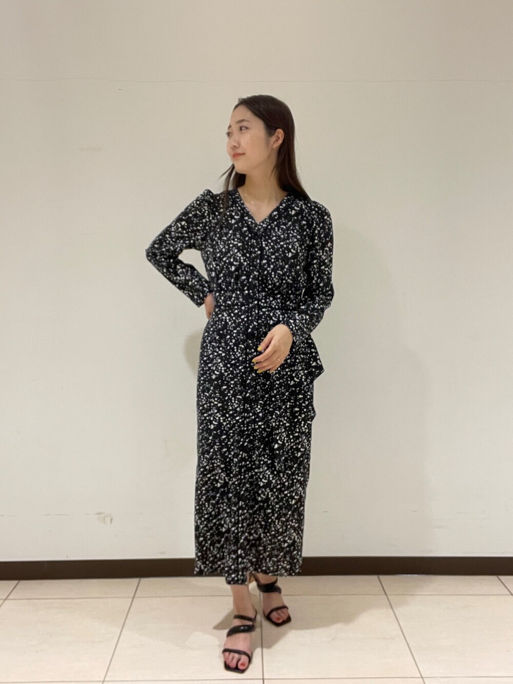 ブラック系のサンダル、ブラック系のワンピースを着用したレディースの春コーディネートの3枚目の写真