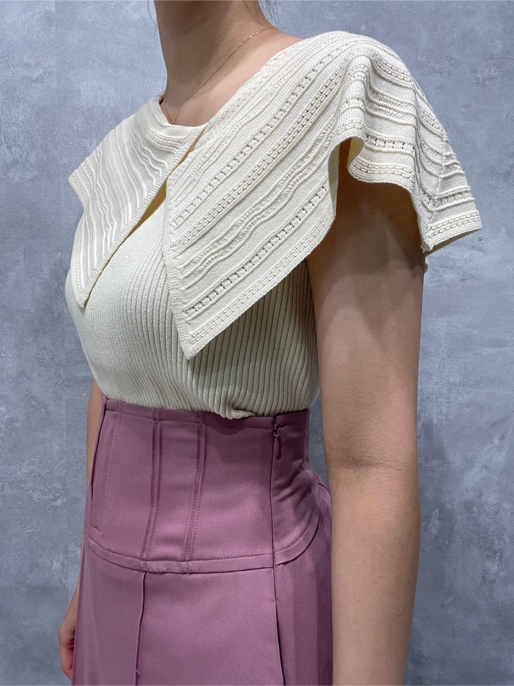 ピンク系のその他パンツ、ベージュ系のサンダル、ホワイト系のニット/セーターを着用したレディースの春コーディネートの6枚目の写真