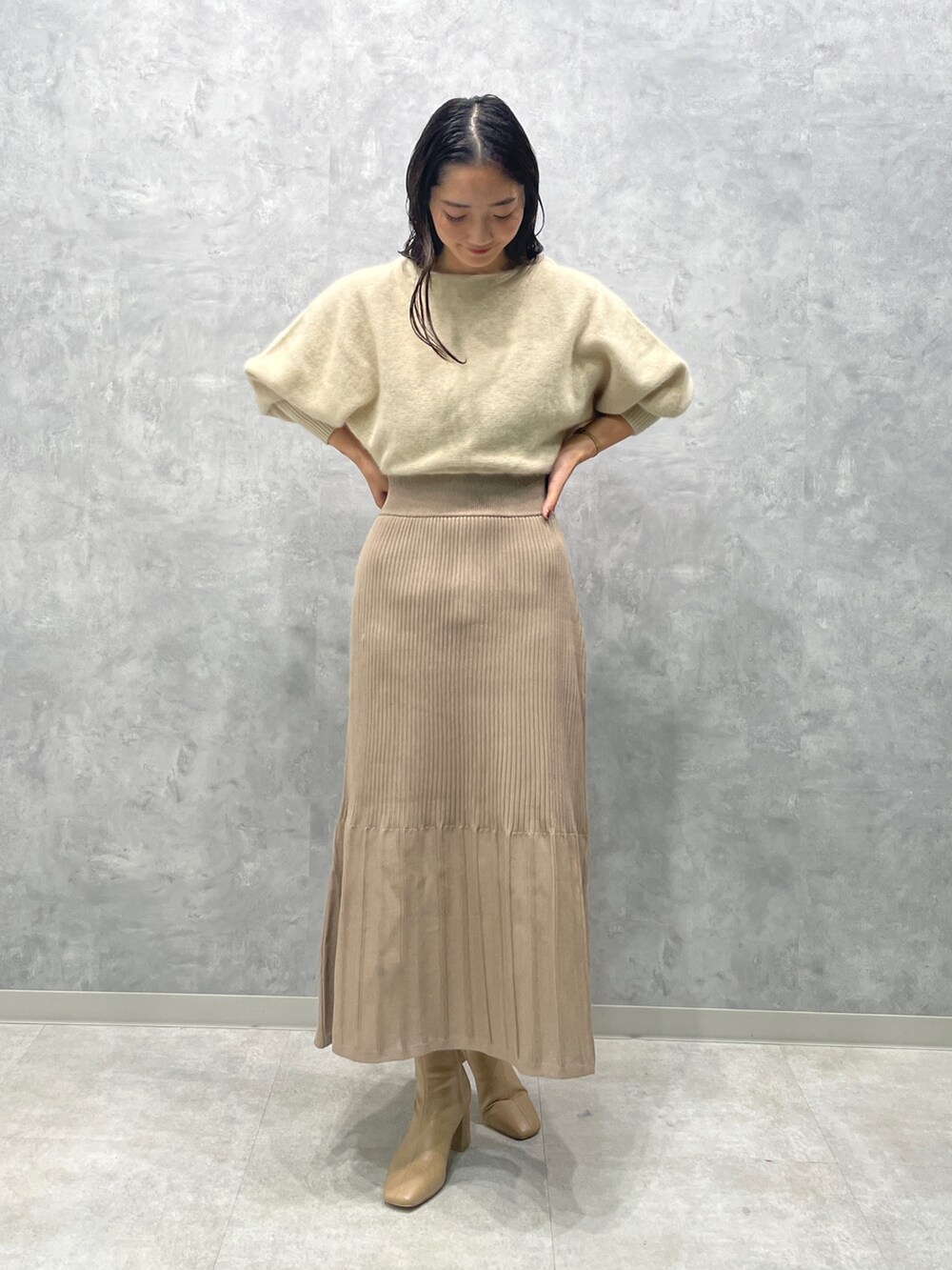 ホワイト系のワンピース、ベージュ系のブーツを着用したレディースの秋コーディネートの3枚目の写真