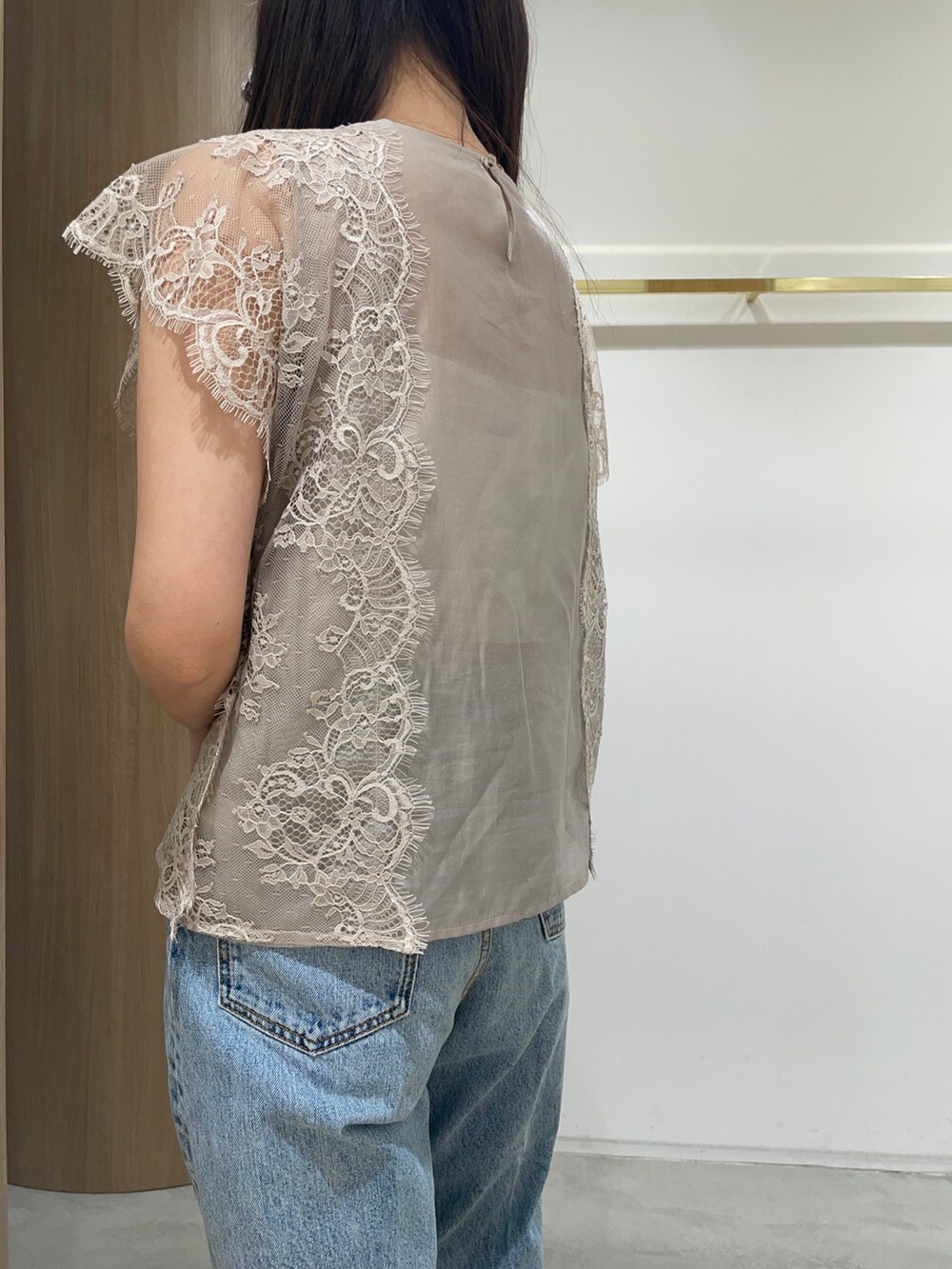 ベージュ系のシャツ/ブラウス、ブルー系のデニムパンツ、ブラック系のサンダルを着用したレディースの春コーディネートの8枚目の写真