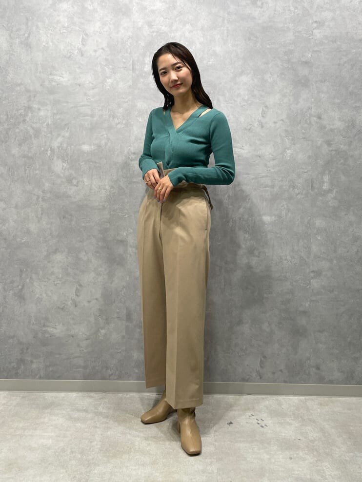 ベージュ系のブーツ、グリーン系のニット/セーター、ベージュ系のその他パンツを着用したレディースの夏コーディネートの3枚目の写真