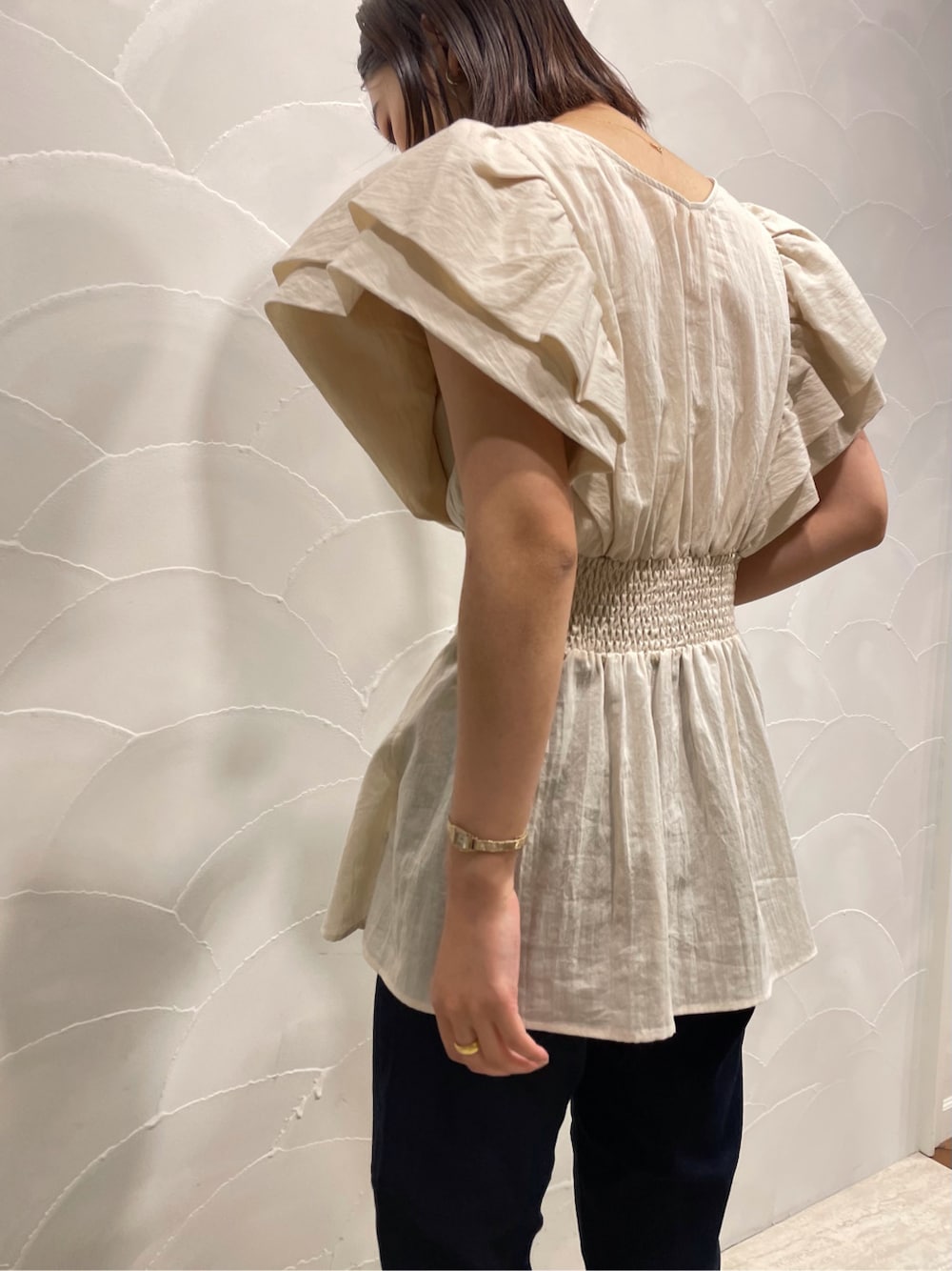 グリーン系のサンダル、ブルー系のデニムパンツ、ホワイト系のシャツ/ブラウスを着用したレディースの春コーディネートの4枚目の写真