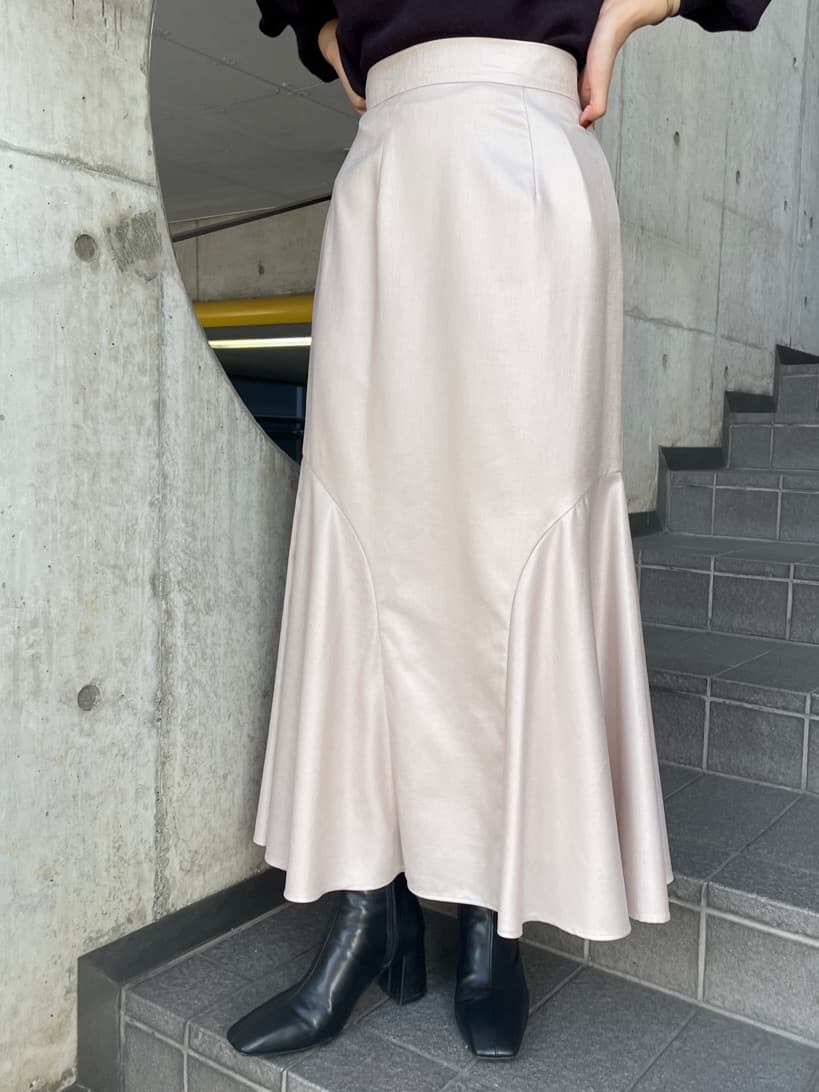 ブラック系のブーツ、イエロー系のカーディガン/ボレロ、グレー系のスカートを着用したレディースの秋コーディネートの10枚目の写真