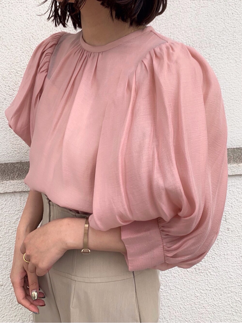 その他のその他シューズ、ピンク系のシャツ/ブラウス、ベージュ系のその他パンツを着用したレディースの春コーディネートの2枚目の写真