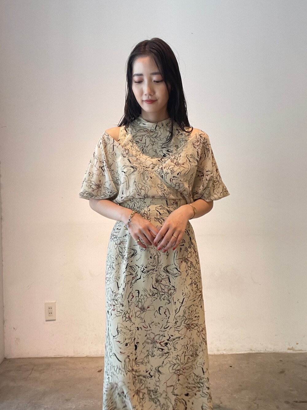 ベージュ系のワンピース、ベージュ系のサンダルを着用したレディースの夏コーディネートの6枚目の写真