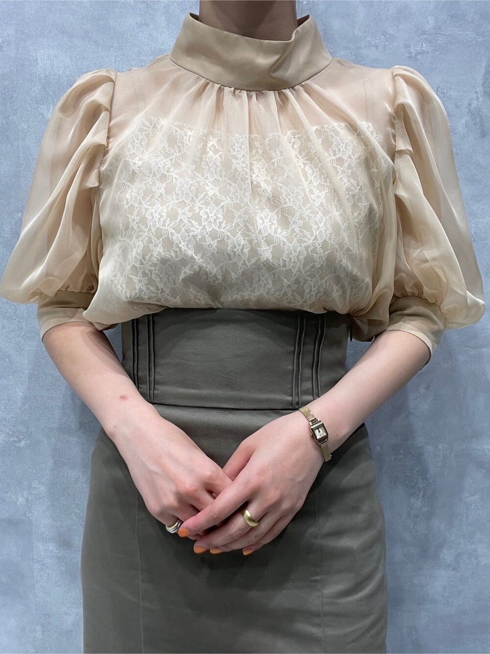 ベージュ系のシャツ/ブラウス、ベージュ系のスカート、ベージュ系のサンダルを着用したレディースの春コーディネートの7枚目の写真