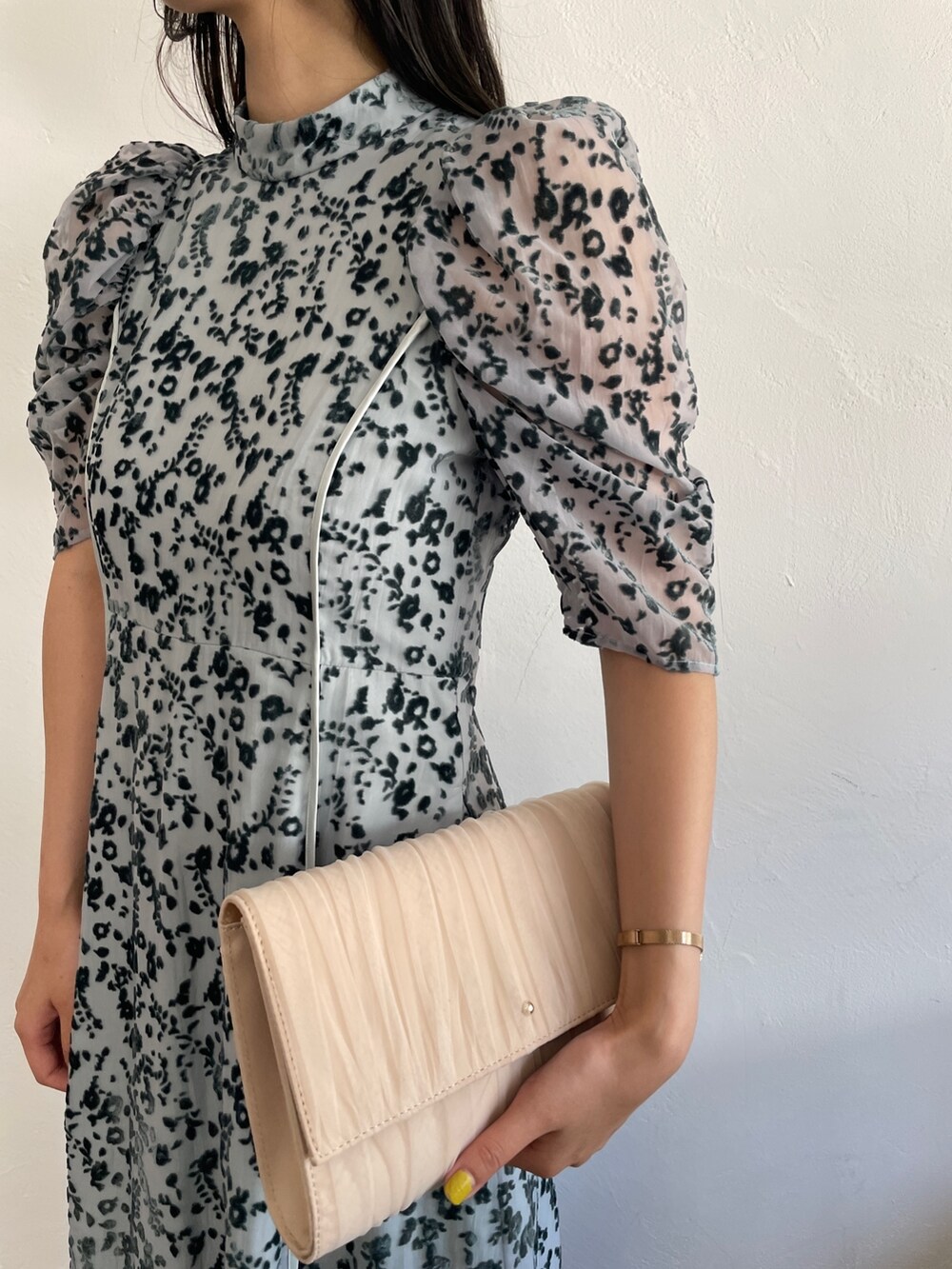 ゴールド系のパンプス、ベージュ系のハンドバッグ、グリーン系のドレスを着用したレディースの夏コーディネートの8枚目の写真