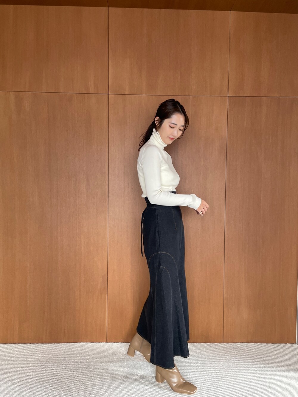 「LAGUNAMOONのミニマルカーブフォルムヒールショートブーツ（ブーツ、ベージュ系）」を使った、久保田さん（レディース・162cm）の夏コーディネートの9枚目の写真