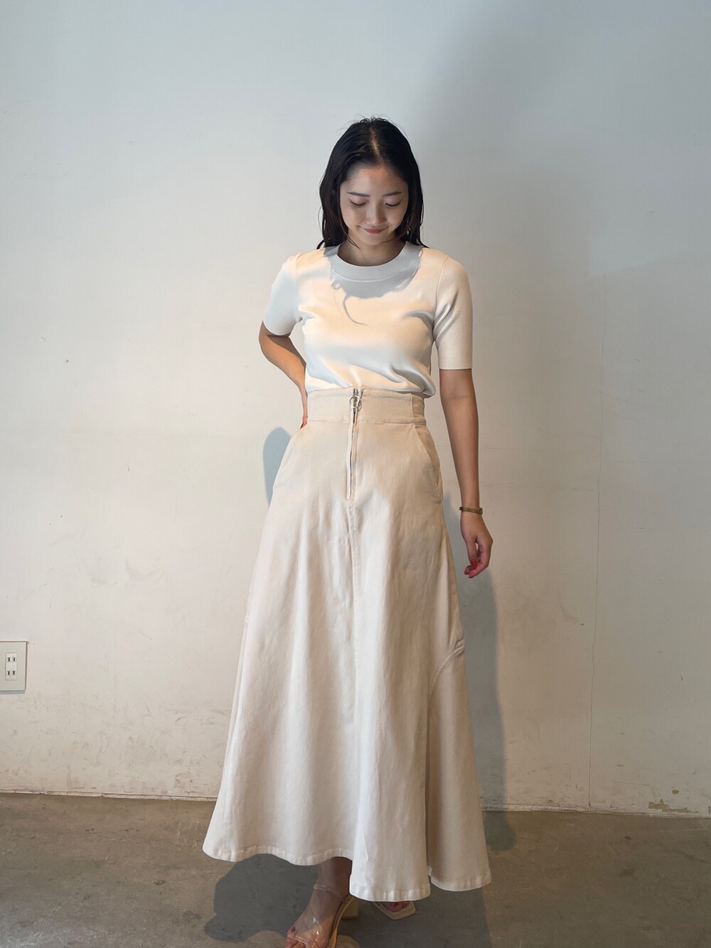 その他のサンダル、ホワイト系のニット/セーター、ベージュ系のテーラードジャケットを着用したレディースの冬コーディネートの6枚目の写真