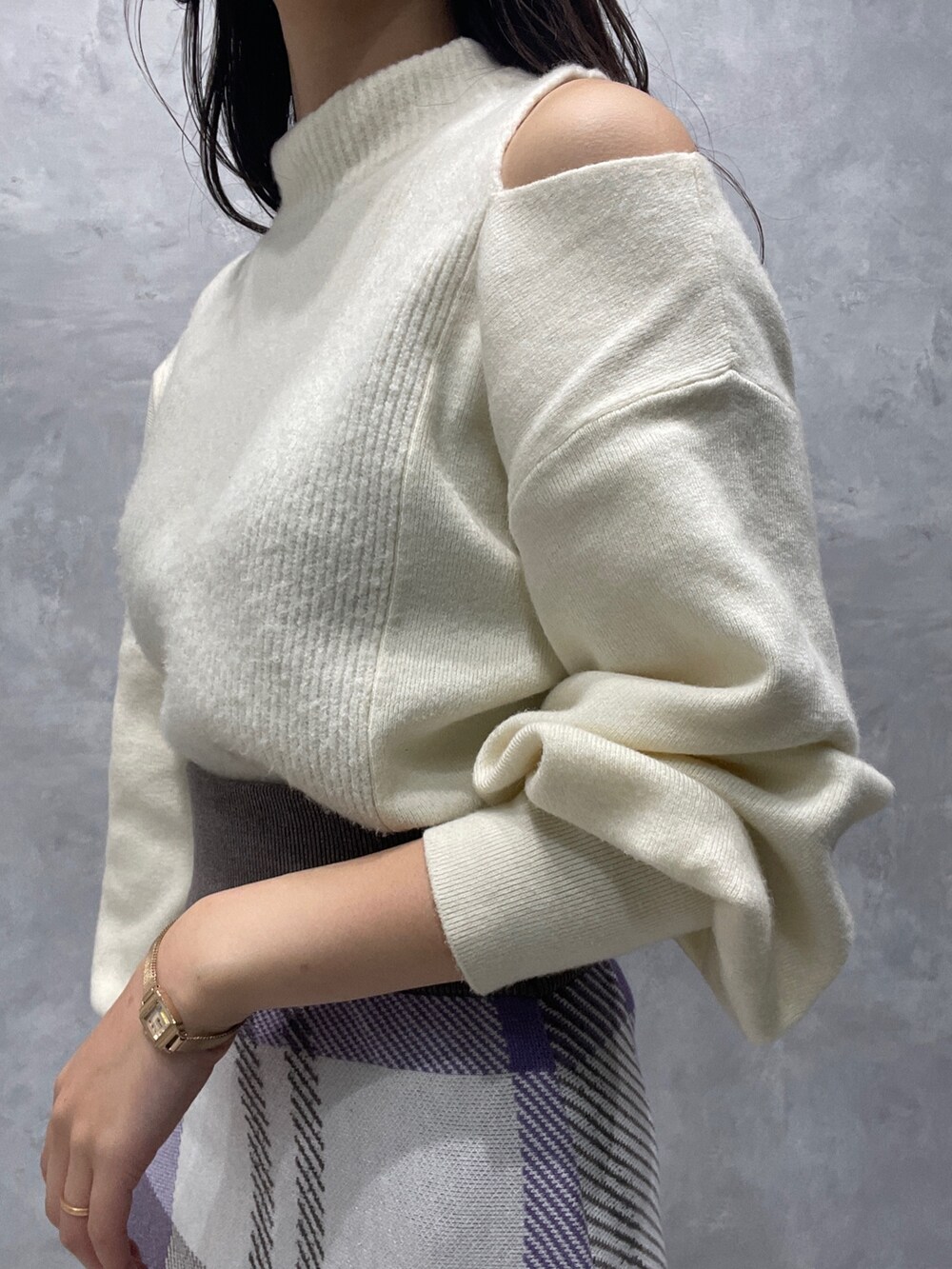 ベージュ系のブーツ、ホワイト系のニット/セーター、パープル系のスカートを着用したレディースの冬コーディネートの9枚目の写真