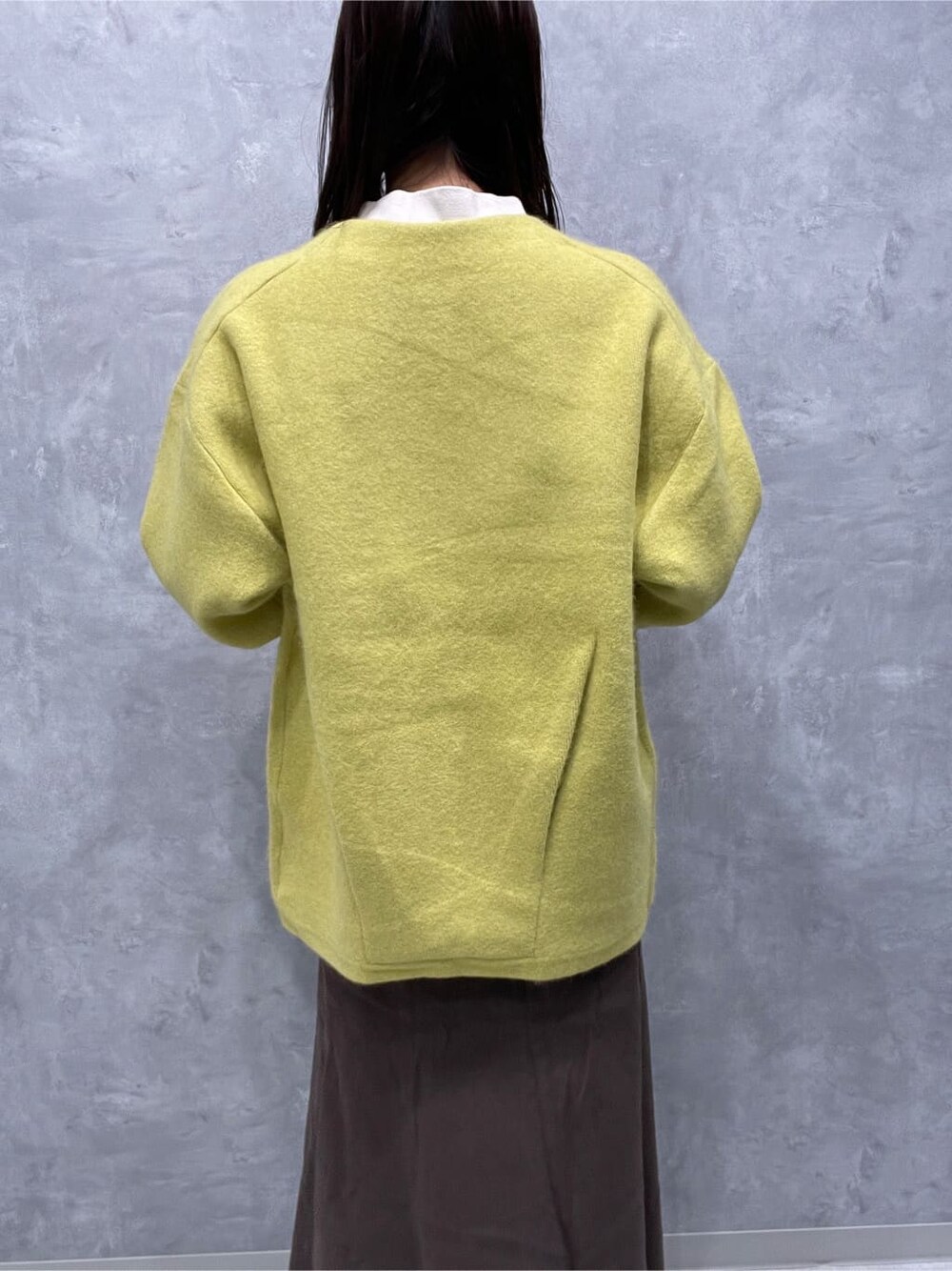 ベージュ系のブーツ、ブラウン系のスカート、イエロー系のカーディガン/ボレロを着用したレディースの秋コーディネートの4枚目の写真