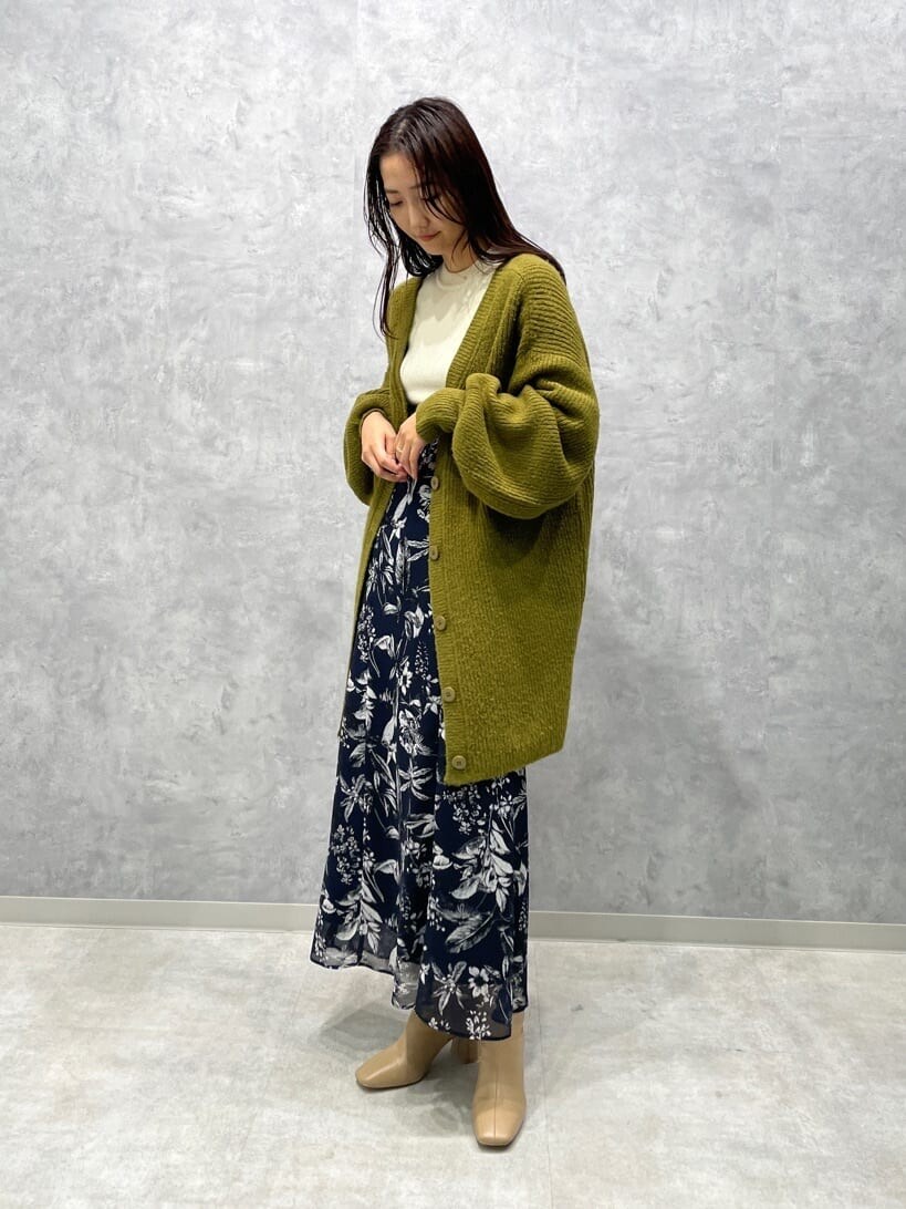 ブルー系のスカート、ブルー系のスカート、ベージュ系のブーツを着用したレディースの秋コーディネートの3枚目の写真