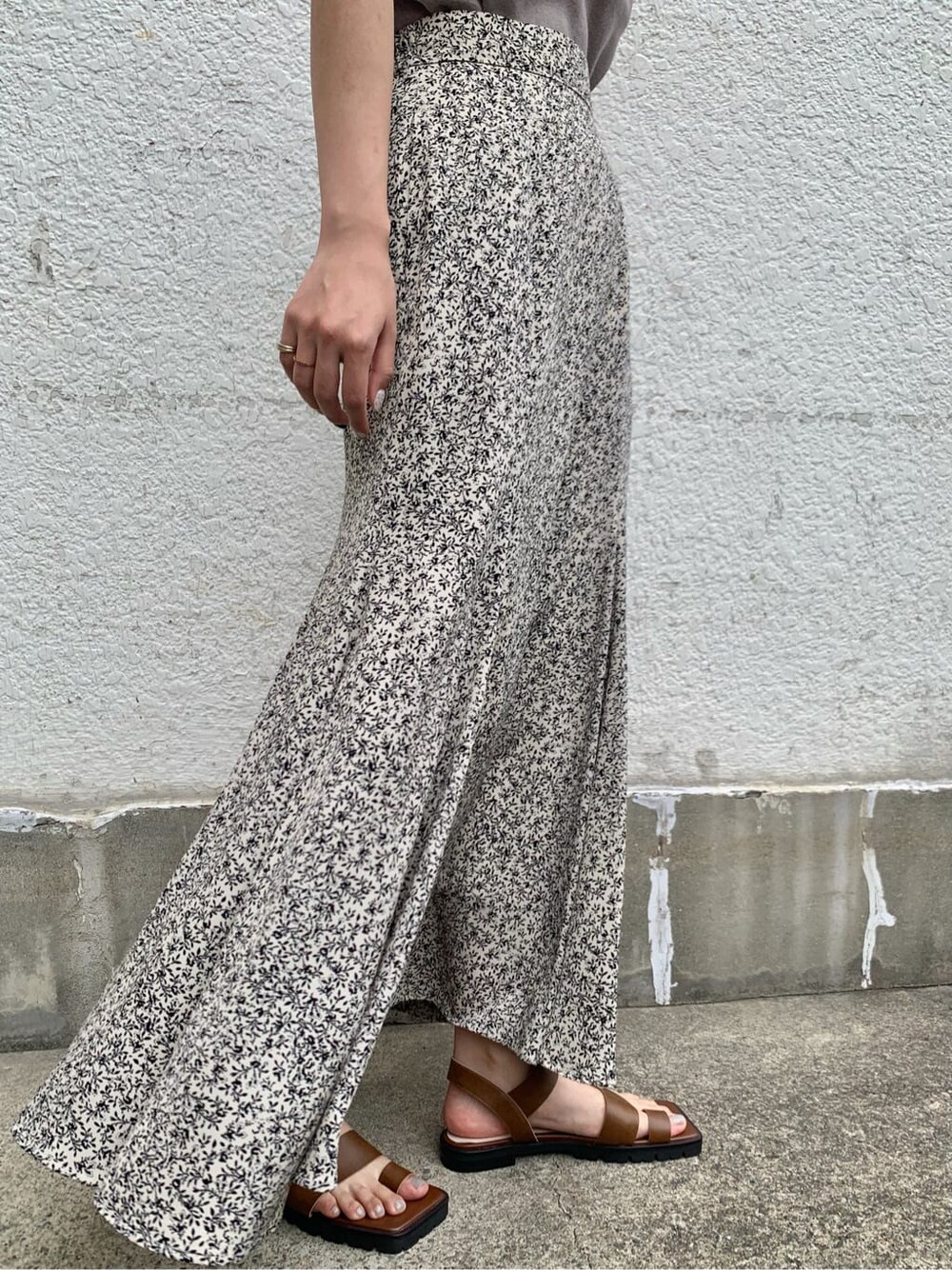 ブラウン系のサンダル、ホワイト系のスカート、ベージュ系のニット/セーターを着用したレディースの夏コーディネートの4枚目の写真