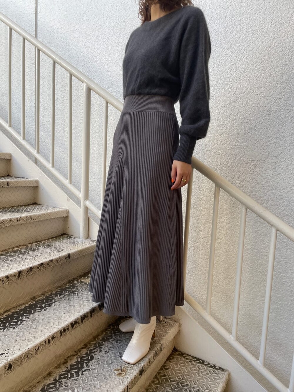 ホワイト系のその他シューズ、グレー系のワンピースを着用したレディースの冬コーディネートの5枚目の写真