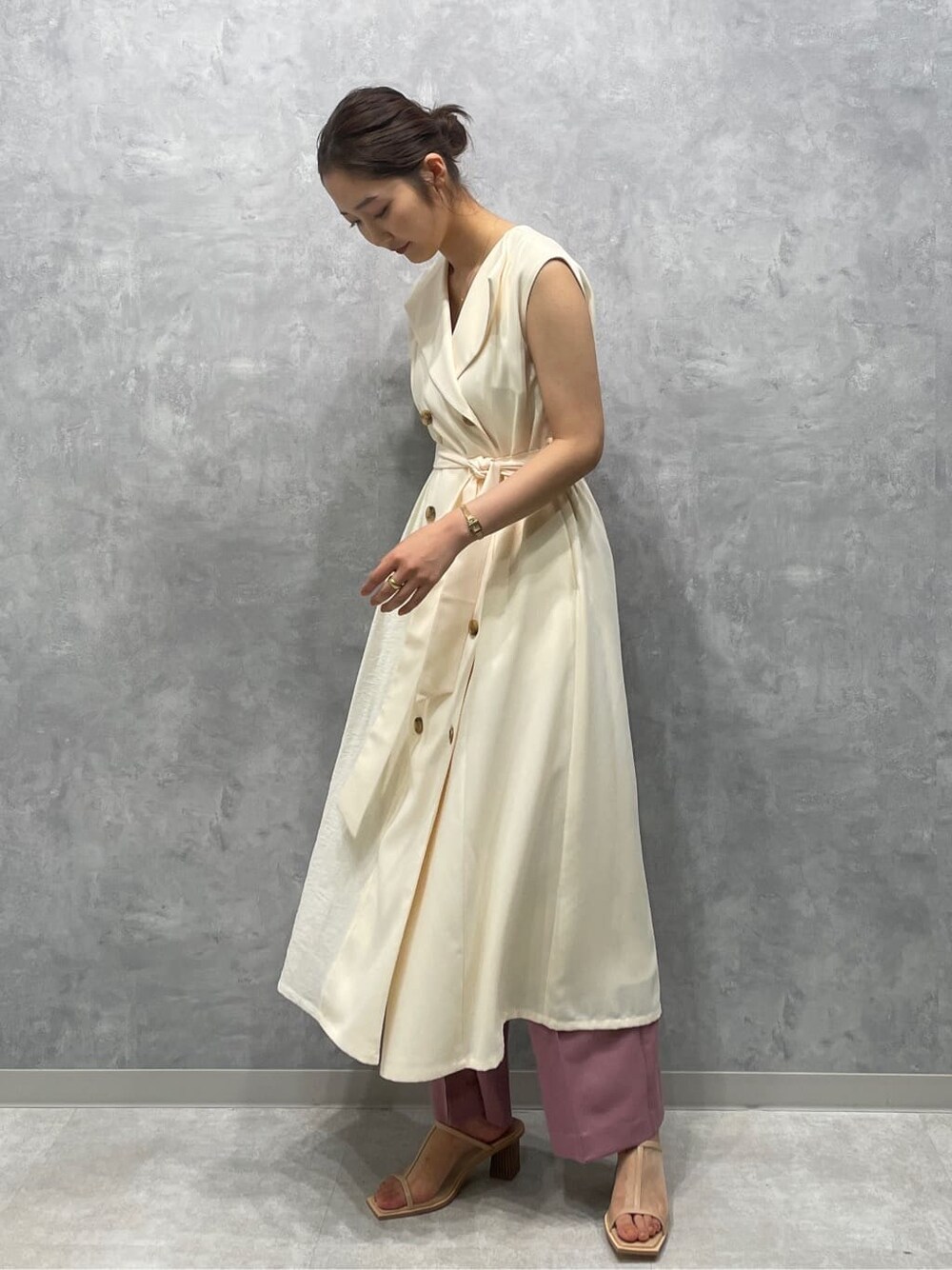 ホワイト系のワンピース、ピンク系のその他パンツ、ベージュ系のサンダルを着用したレディースの春コーディネートの3枚目の写真