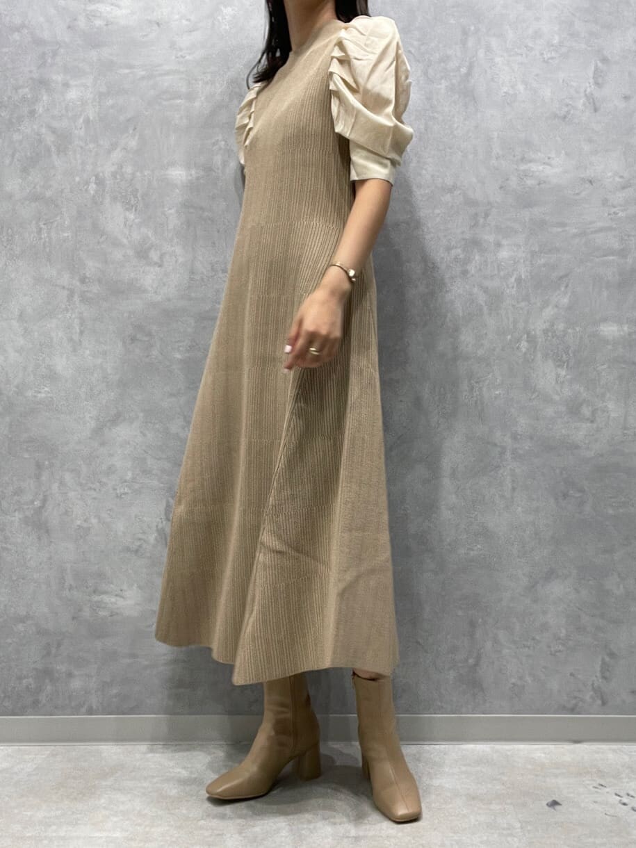 ベージュ系のワンピース、ベージュ系のブーツを着用したレディースの夏コーディネートの6枚目の写真