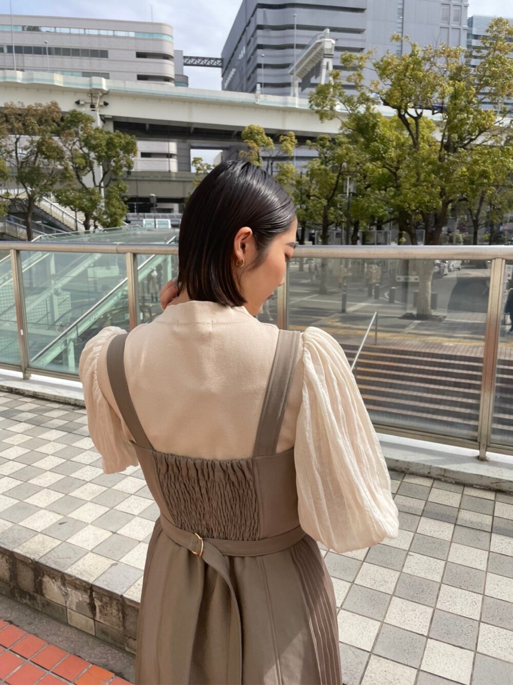 その他のパンプス、ベージュ系のワンピース、ベージュ系のニット/セーターを着用したレディースの春コーディネートの4枚目の写真