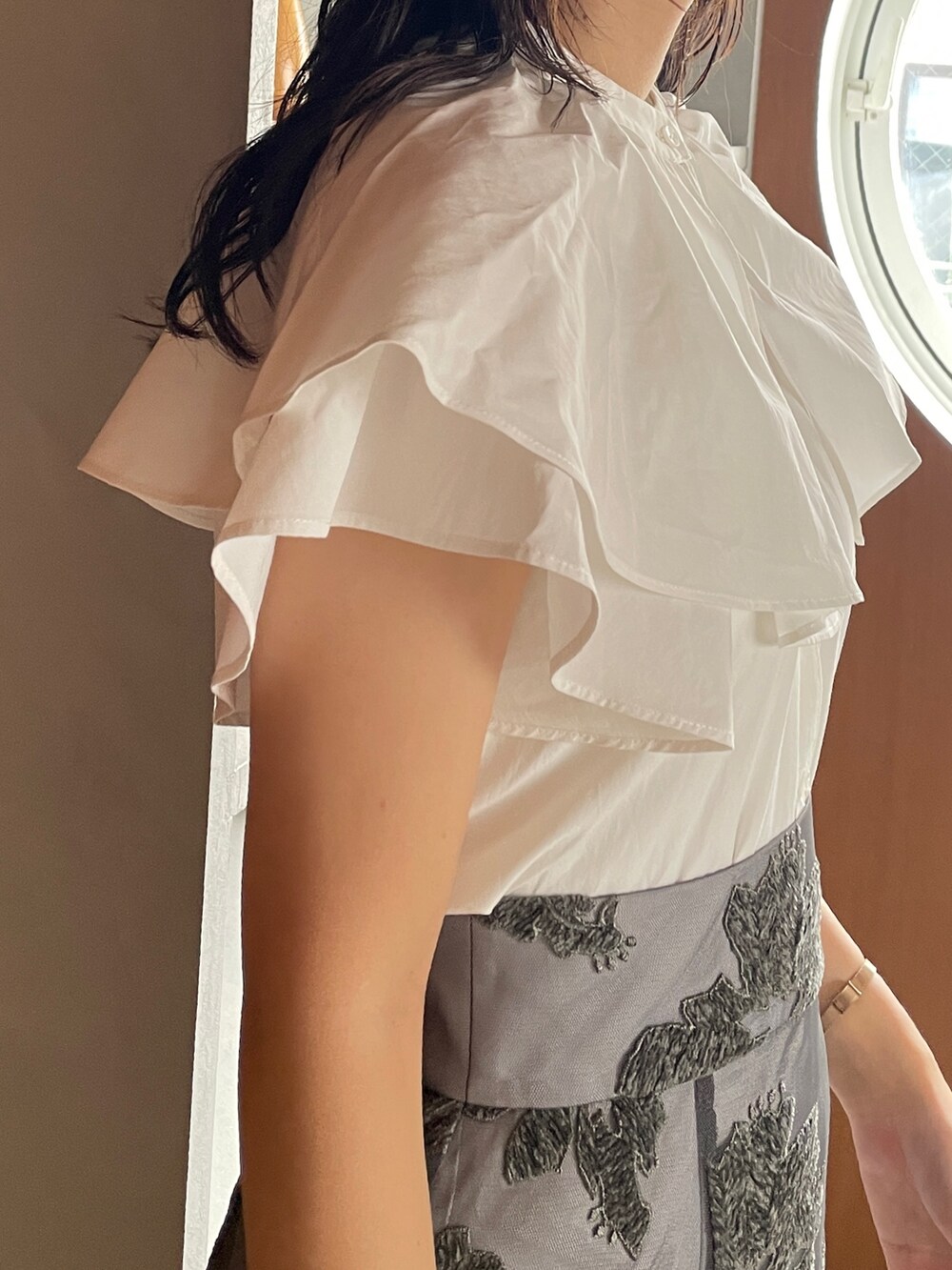 ホワイト系のシャツ/ブラウス、ブルー系のサンダル、グレー系のスカートを着用したレディースの夏コーディネートの6枚目の写真