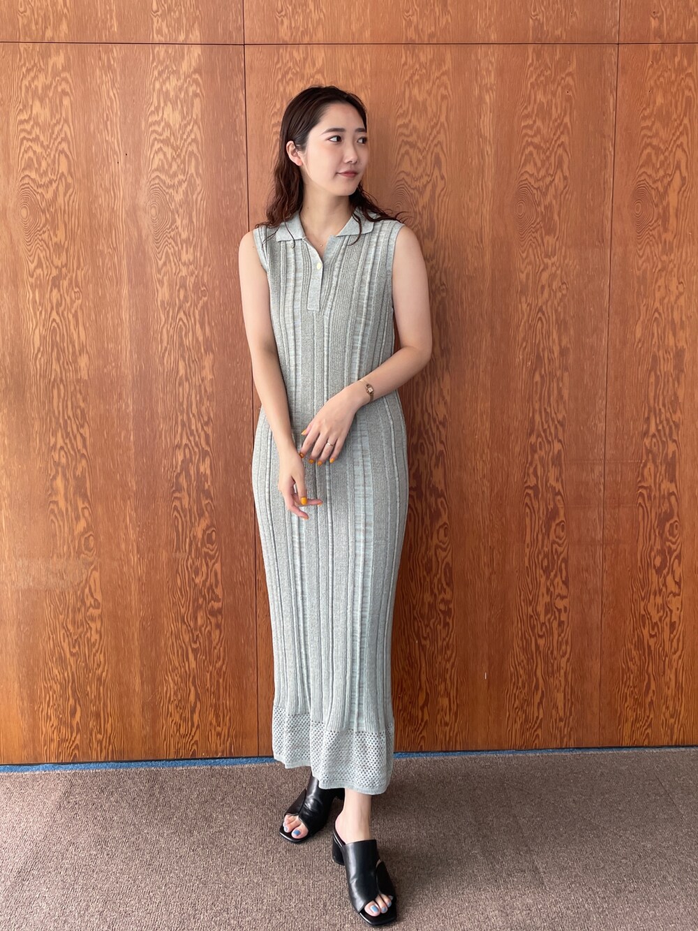 ブラック系のサンダル、グリーン系のワンピースを着用したレディースの夏コーディネートの3枚目の写真