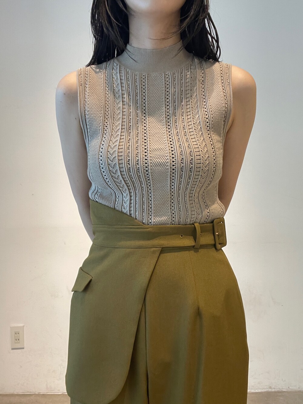 ベージュ系のニット/セーター、ベージュ系のブーツ、グリーン系のその他パンツを着用したレディースの夏コーディネートの7枚目の写真