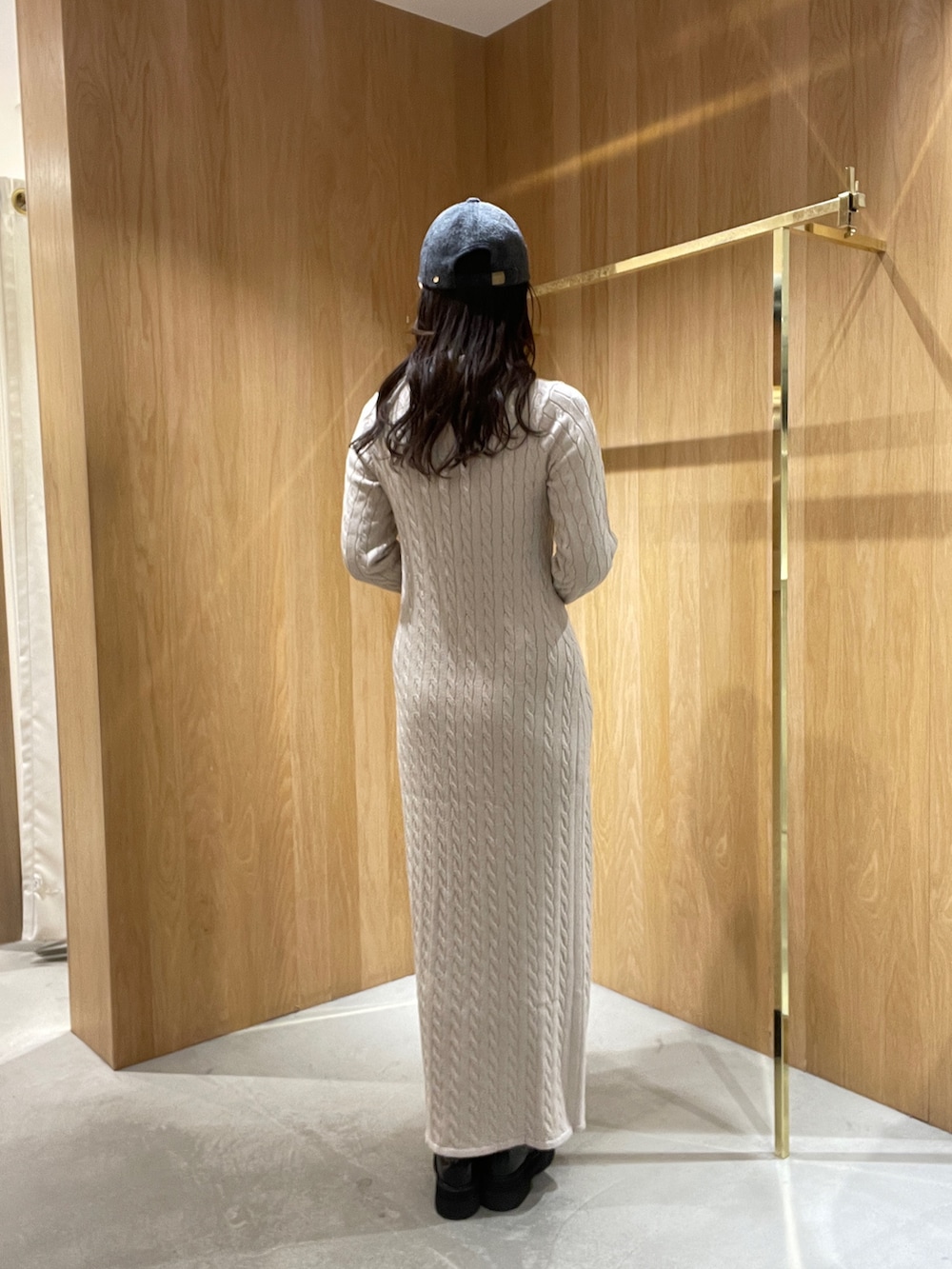 ホワイト系のワンピース、ブラック系のローファー、グレー系のキャップを着用したレディースの秋コーディネートの5枚目の写真