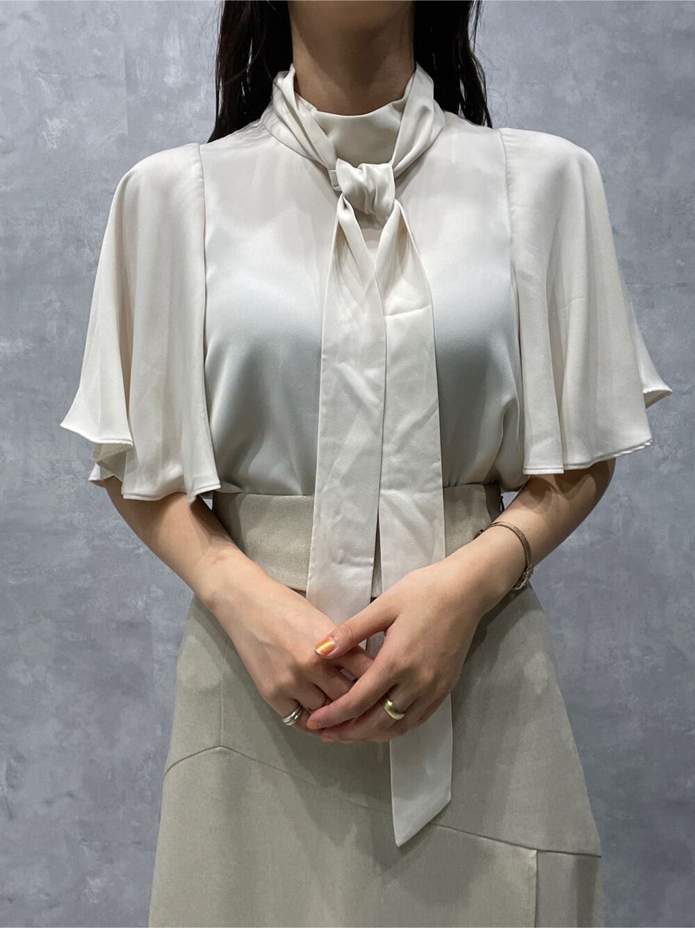 ブラック系のサンダル、ホワイト系のスカート、ホワイト系のシャツ/ブラウスを着用したレディースの夏コーディネートの4枚目の写真