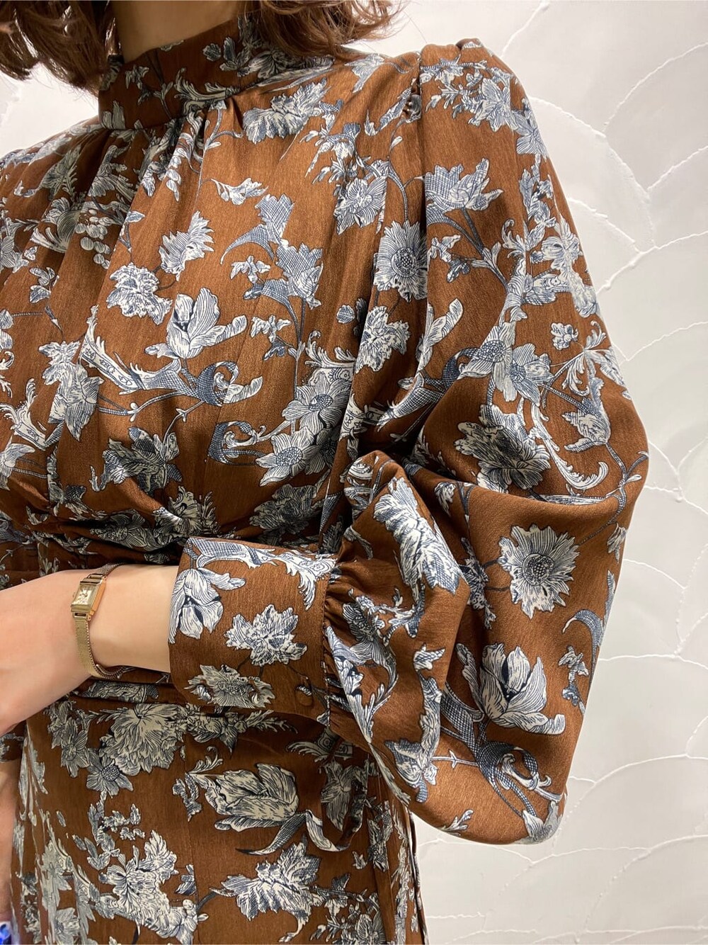 ホワイト系のその他シューズ、ホワイト系のショルダーバッグ、ブラウン系のワンピースを着用したレディースの冬コーディネートの6枚目の写真