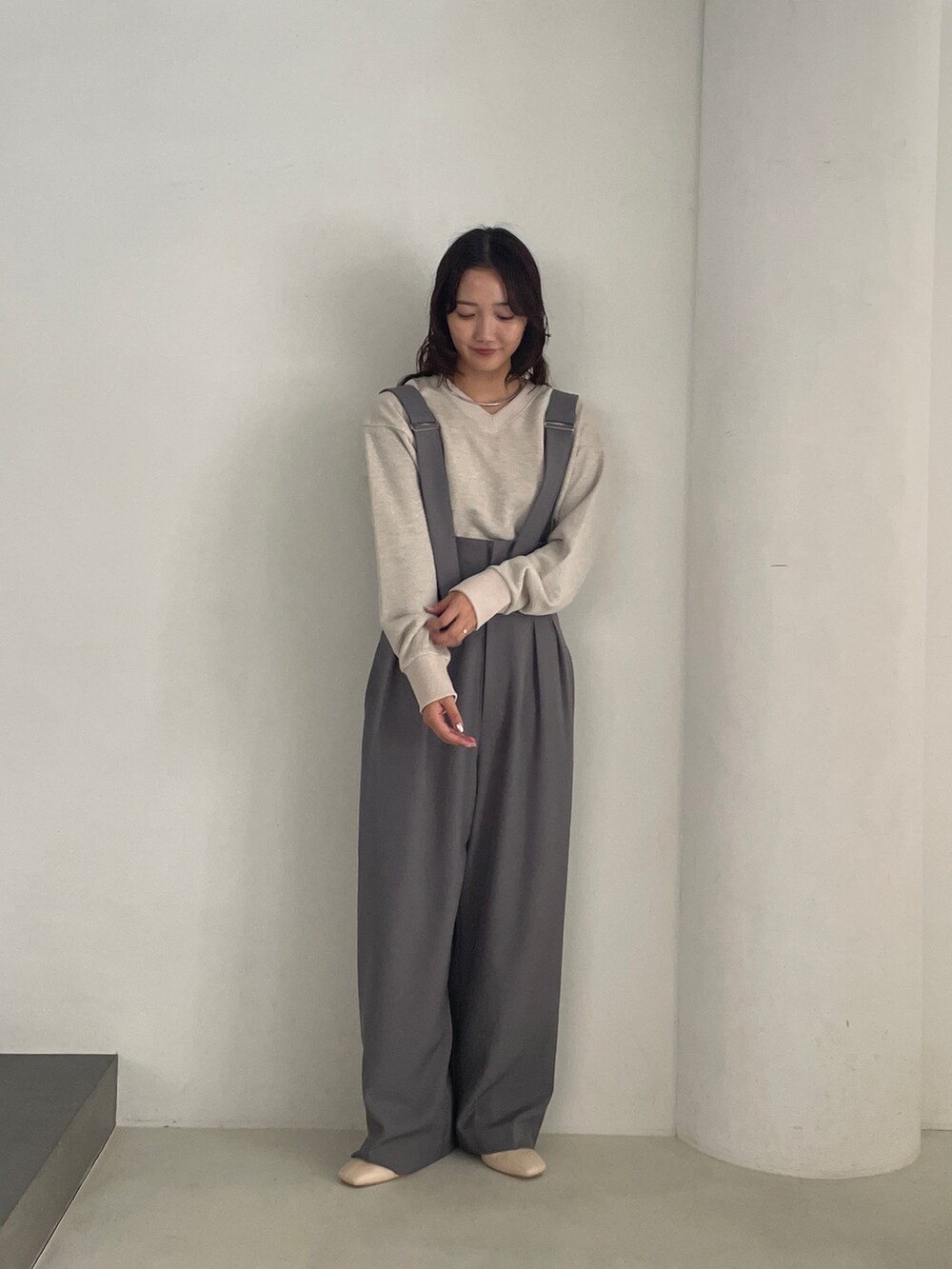 ベージュ系のスウェット、グレー系のその他パンツを着用したレディースの秋コーディネートの3枚目の写真