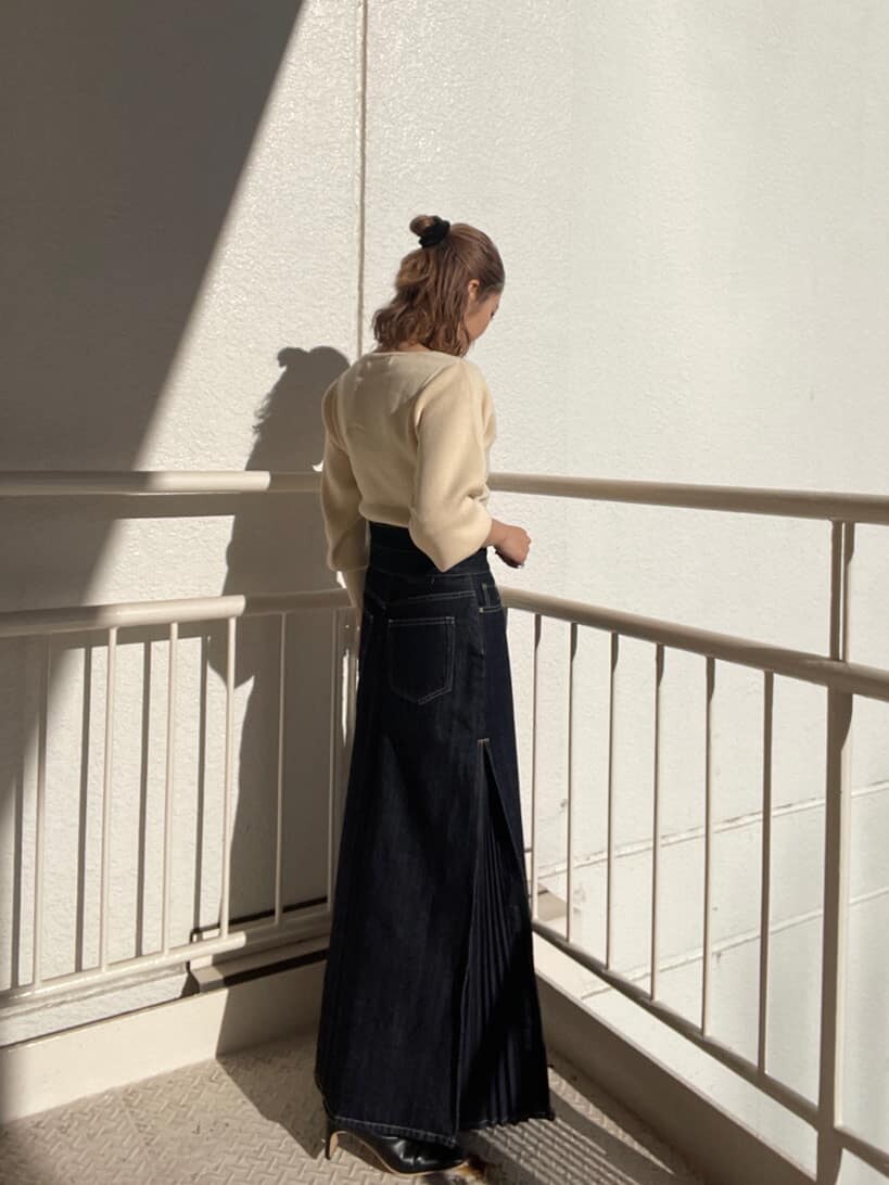 ブラック系のその他シューズ、ブルー系のデニムスカート、ホワイト系のニット/セーターを着用したレディースの冬コーディネートの6枚目の写真