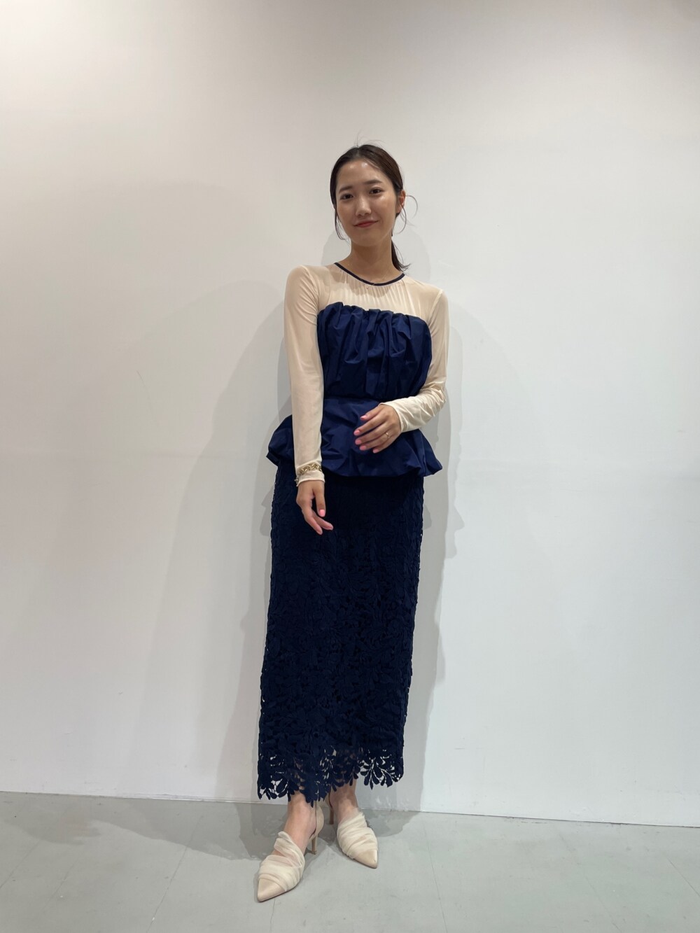 ベージュ系のパンプス、ブルー系のドレス、シルバー系のバレッタ/ヘアクリップを着用したレディースの夏コーディネートの4枚目の写真